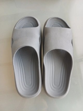 Zapatillas grises cómodas