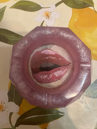 Cenicero de resina con diseño de labios