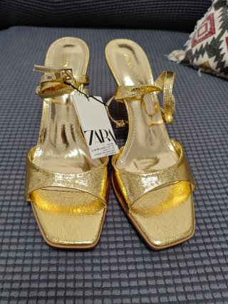 Sandalias doradas Zara tacón cuadrado