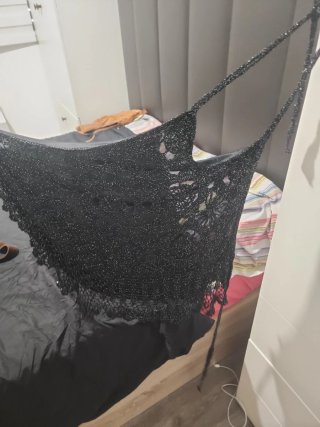 Top negro brillante con detalles de encaje