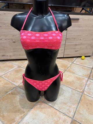 Bikini rosa con estampado de círculos