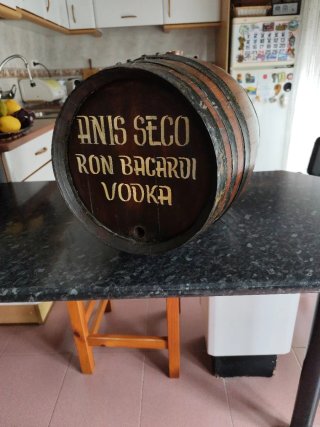 Tonel de licor Anis Seco Ron Bacardi Vodka