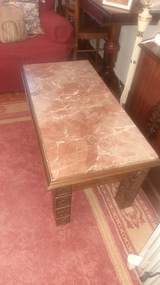 Mesa de salón de mármol y madera