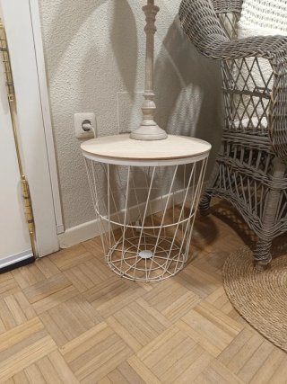 Mesa auxiliar  blanca y madera