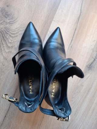 Botines de piel negros con hebilla
