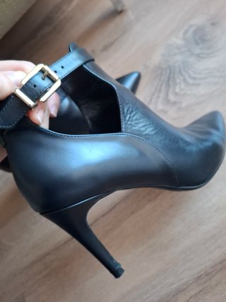Botines de piel negros con hebilla