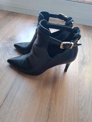 Botines de piel negros con hebilla