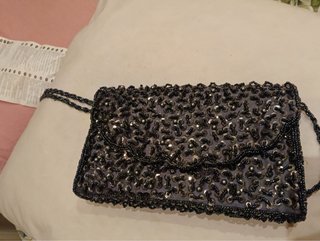 Pochette grigia con perline e paillettes