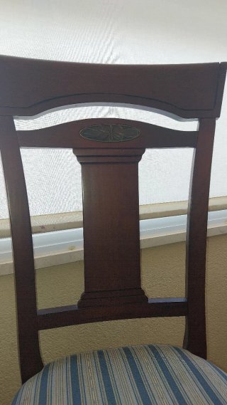 4 sillas de madera con asiento tapizado