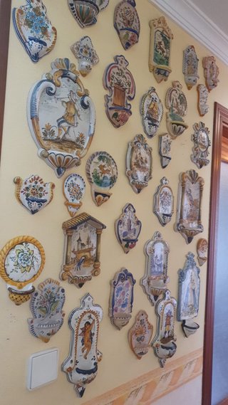 Pilas de cerámica antiguas decoradas