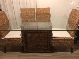 Mesa de comedor colonial cristal y mimbre