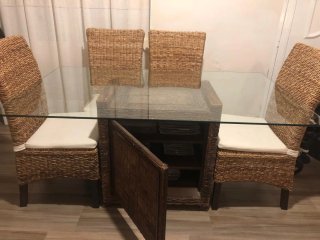 Mesa de comedor colonial cristal y mimbre