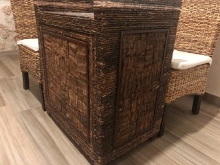 Mesa de comedor colonial cristal y mimbre