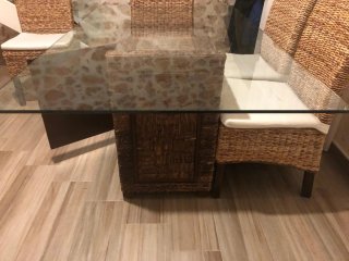 Mesa de comedor colonial cristal y mimbre