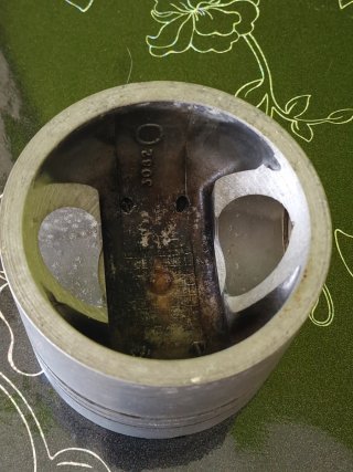 Cenicero/Pisapapeles de aluminio.