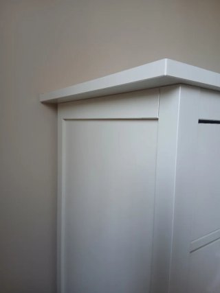 Cómoda blanca con tiradores infantiles