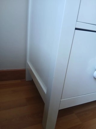 Cómoda blanca con tiradores infantiles