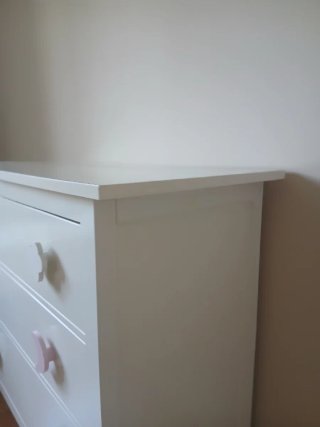 Cómoda blanca con tiradores infantiles
