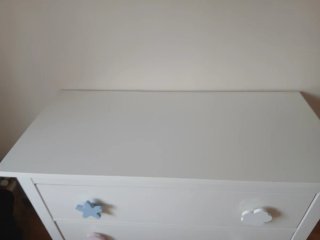 Cómoda blanca con tiradores infantiles