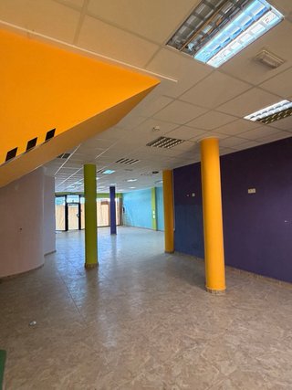 Se Alquila local de 165 m2 a dos calles en Pto Lum