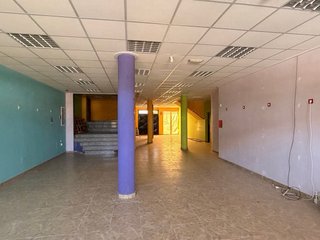 Se Alquila local de 165 m2 a dos calles en Pto Lum