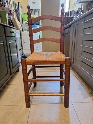 Mesa de pino con 4 sillas y 2 banquetas
