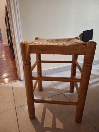 Mesa de pino con 4 sillas y 2 banquetas