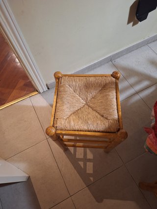 Mesa de pino con 4 sillas y 2 banquetas