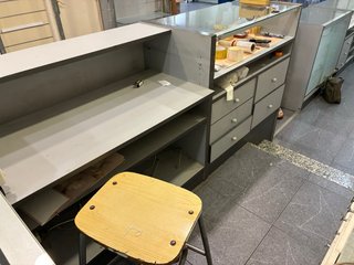 Mostrador modular de tienda con vitrinas cristal