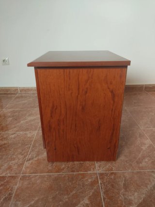 Cajonera de madera marrón con tiradores dorados
