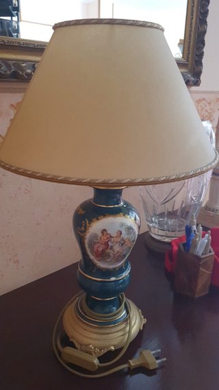 Lámpara de mesa antigua decorada