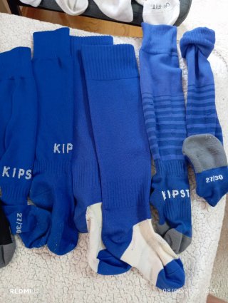 Calcetines deportivos blancos, azules y negras