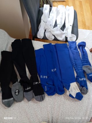 Calcetines deportivos blancos, azules y negras