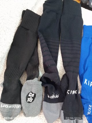 Calcetines deportivos blancos, azules y negras