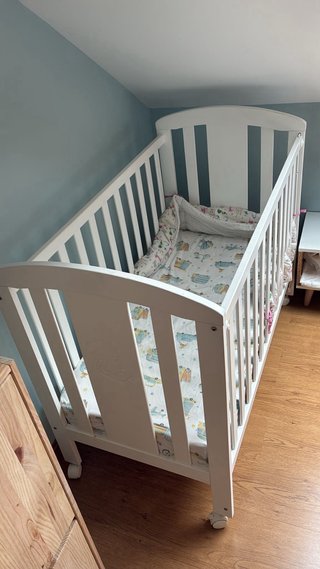 Cuna Micuna blanca, ruedas - precio negociable!