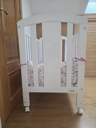 Cuna Micuna blanca, ruedas - precio negociable!