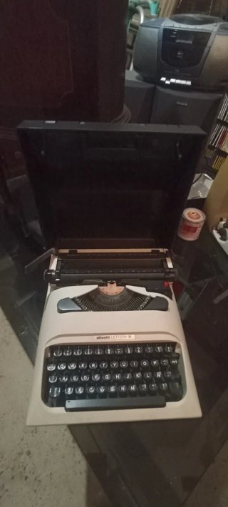 Máquina de escribir Olivetti Lettera 10
