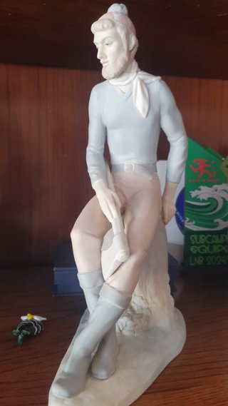 Figura cerámica hombre con hacha