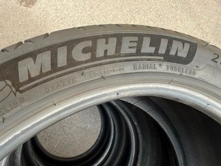 Neumáticos Michelin 255/40/18 99Y