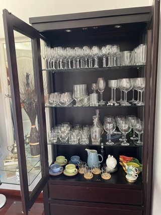 Vitrina de madera maciza y cristal con cajones