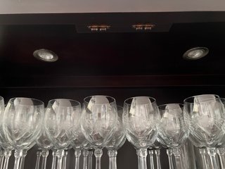 Vitrina de madera maciza y cristal con cajones