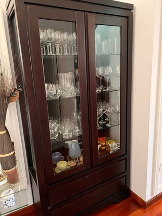 Vitrina de madera maciza y cristal con cajones