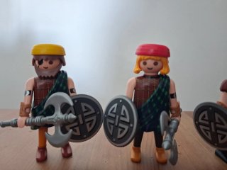 Playmobil guerreros con hachas y escudos