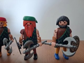 Playmobil guerreros con hachas y escudos