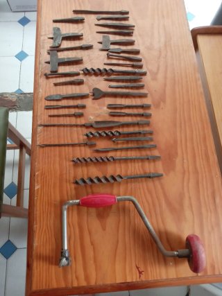 Antiguo taladro berbiquí con brocas