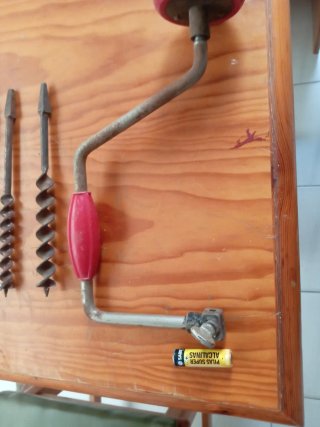 Antiguo taladro berbiquí con brocas