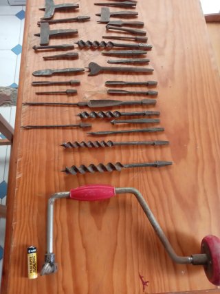 Antiguo taladro berbiquí con brocas