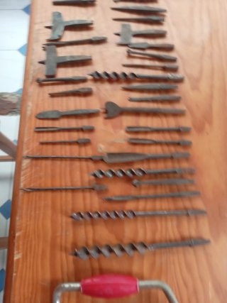 Antiguo taladro berbiquí con brocas