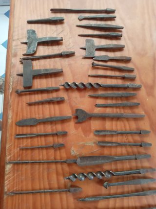 Antiguo taladro berbiquí con brocas