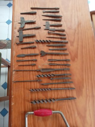 Antiguo taladro berbiquí con brocas